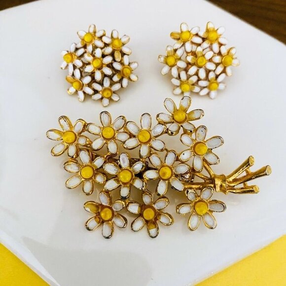 Vintage Weiss Enamel Daisy Flower Brooch and Matching Clip On Earrings Set - Picture 1 of 4